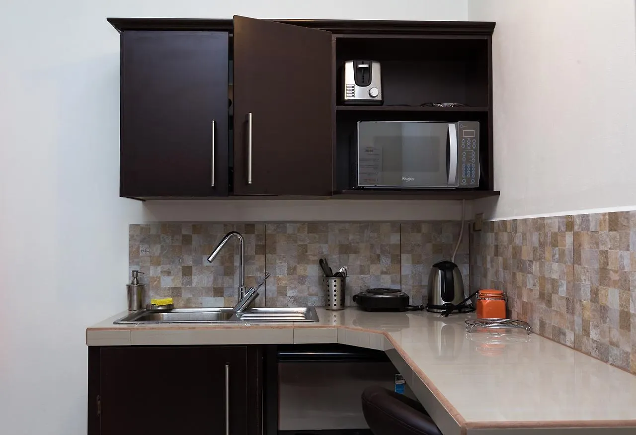 לינה וארוחת בוקר Piarco Stayinn Trinidad